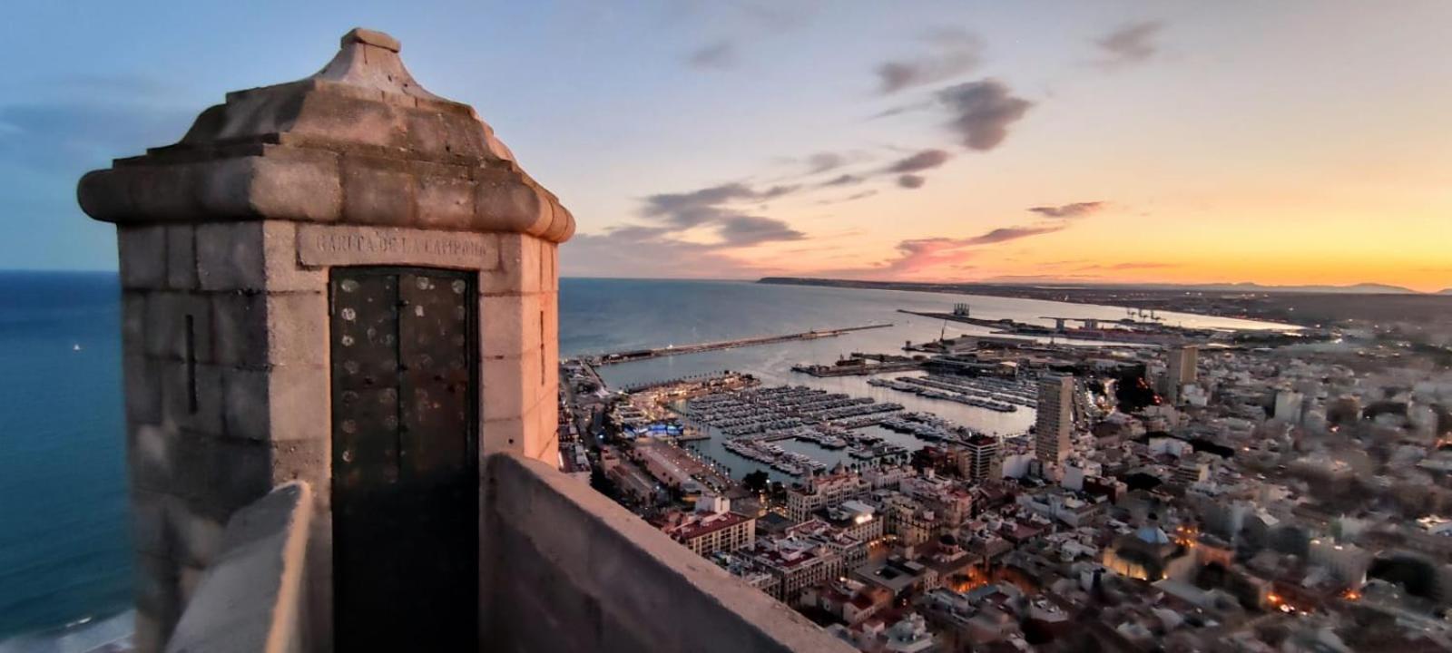 Alicante Beach And Center Екстериор снимка